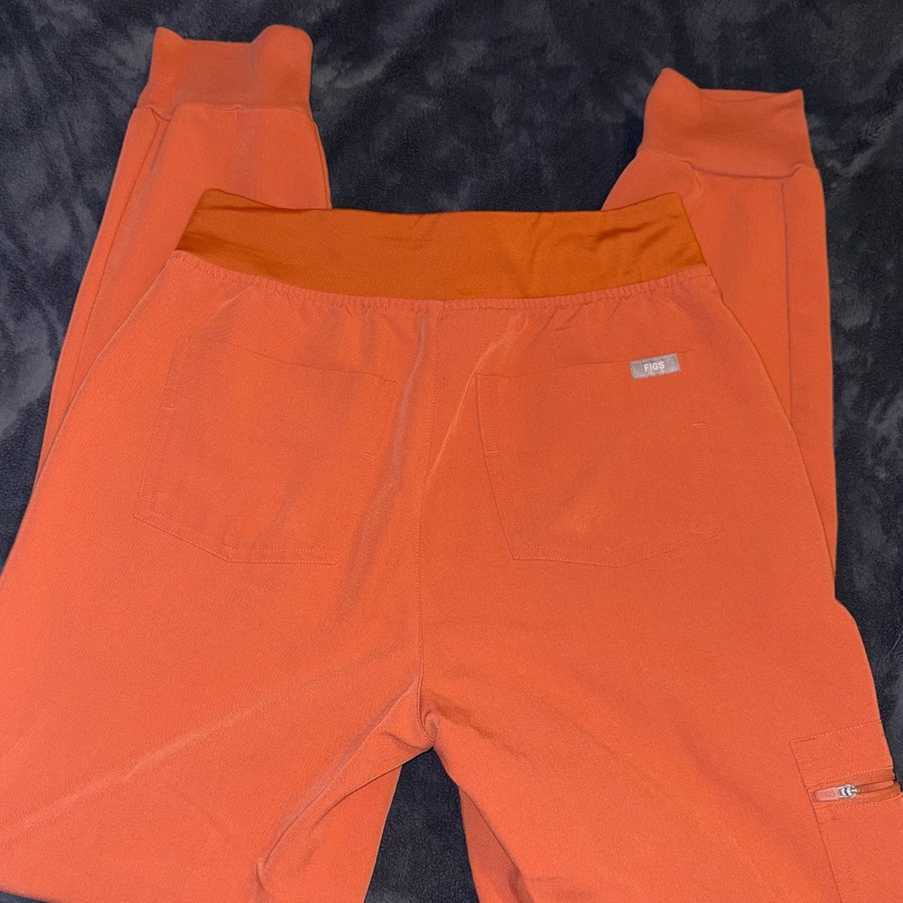 FIGS Terracotta Jogger Scrub Set - Picture 8 of 8